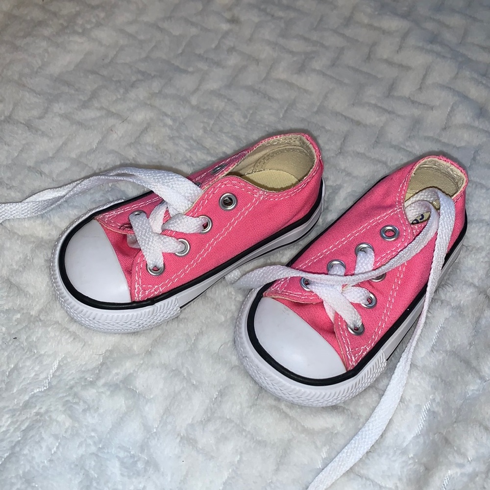 Size 4 pink toddler converse